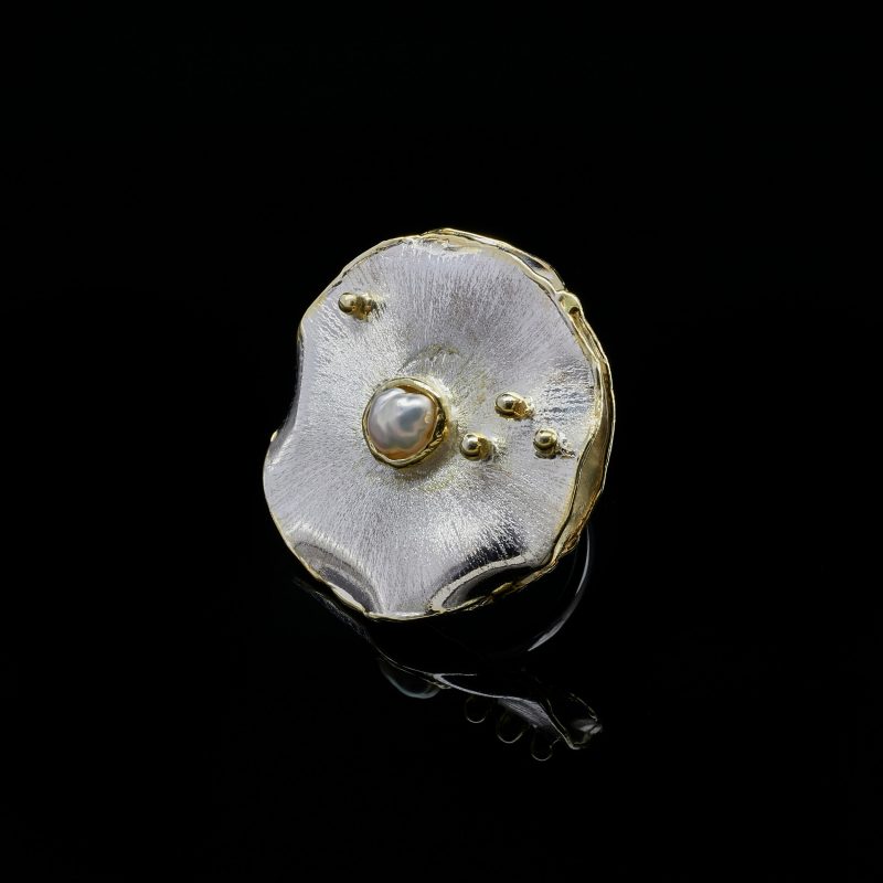 Δαχτυλίδι χειροποίητο από ασήμι 925 με διαμαντοποίηση, λεπτομέρειες με επιμετάλλωσση από χρυσό 24 καρατίων και φυσικό μαργαριτάρι μπαρόκ.