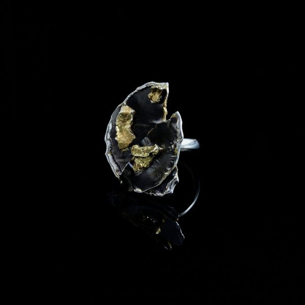 Δαχτυλίδι χειροποίητο από ασήμι 925 με ανάγλυφη επιφάνεια, επιμετάλλωση από μαύρο ρόδιο και λεπτομέρειες με επιμετάλλωση από χρυσό 24 καρατίων.