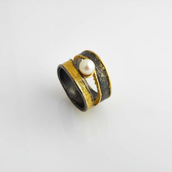 Δαχτυλίδι ασήμι,κόψιμο στο κέντρο με μαργαριτάρι, επιμετάλλωση χρυσο και μαυρο ρόδιο